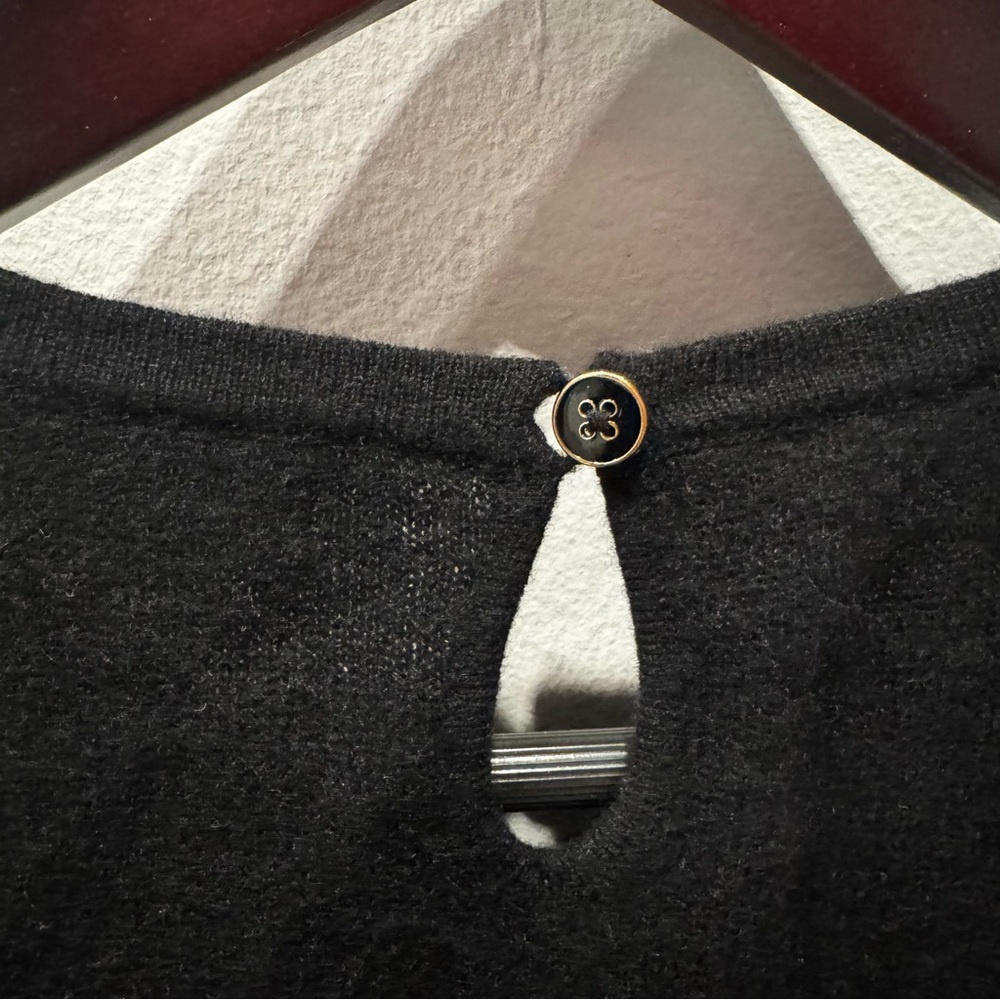 Bloomingdale’s Cashmere Sleeveless Top - Picture 4 of 4